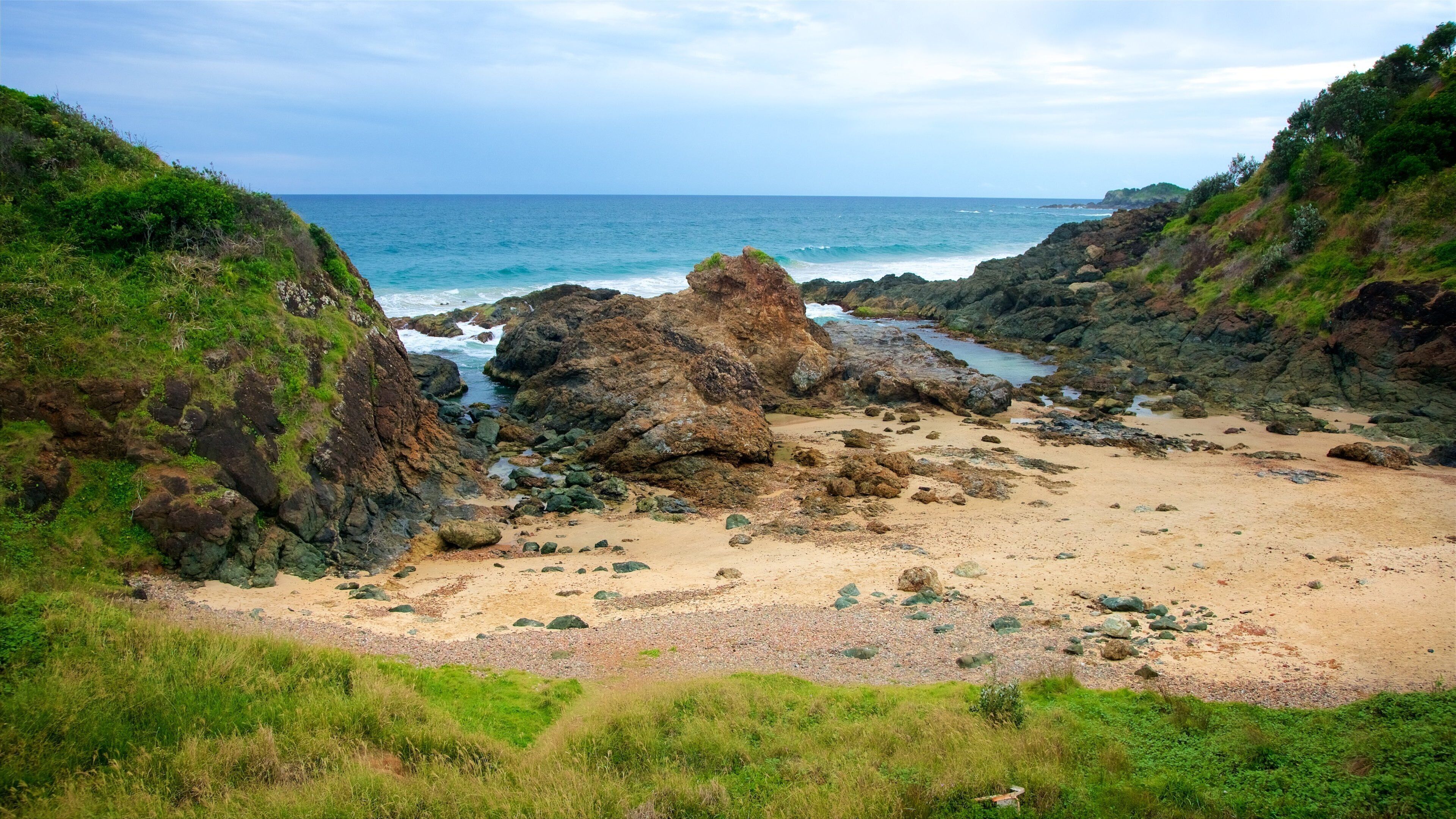 Port Macquarie montrant plage de sable et cĂŽte rocheuse