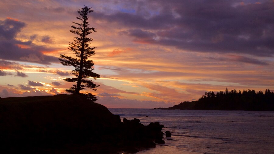 Norfolkeiland bevat een zonsondergang en algemene kustgezichten