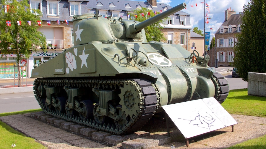 Un tanque militar exhibido con un cartel delante.