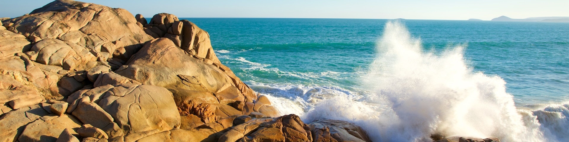 Port Elliot que inclui litoral acidentado e surfe