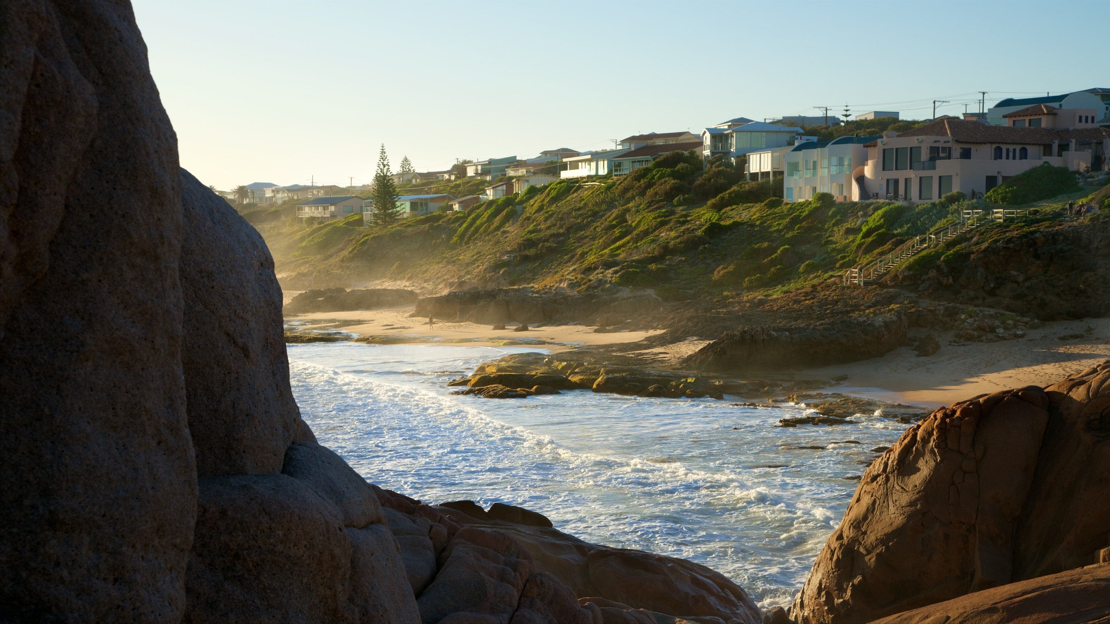 Port Elliot que inclui litoral rochoso, uma cidade litorânea e uma praia