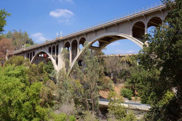 Pasadena welches beinhaltet Brücke