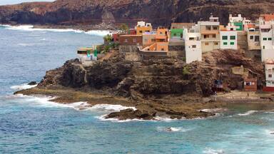 Gran Canaria featuring a coastal town, a pebble beach and general coastal views
