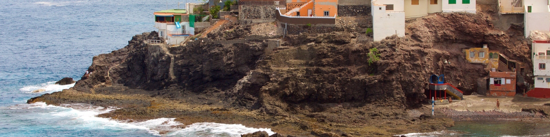 Gran Canaria mostrando una localidad costera, vistas de una costa y una playa de guijarros