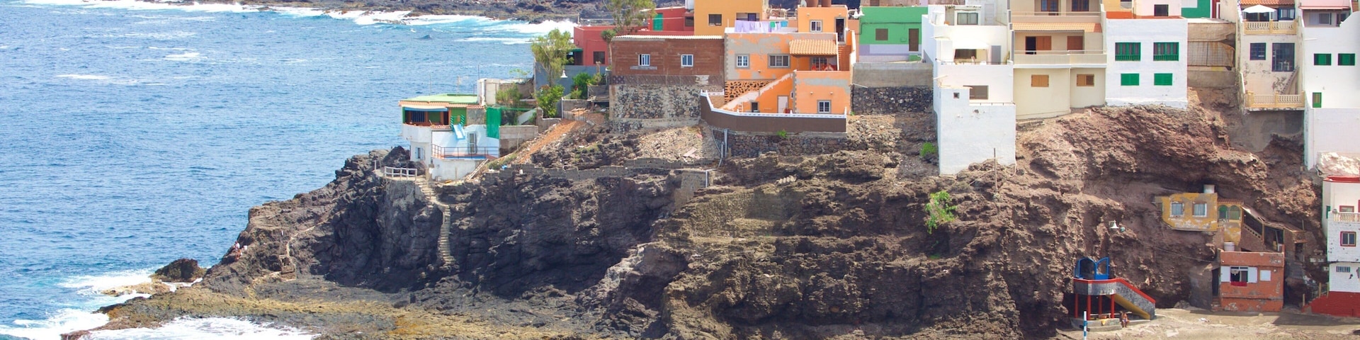 Gran Canaria which includes rocky coastline, general coastal views and a coastal town