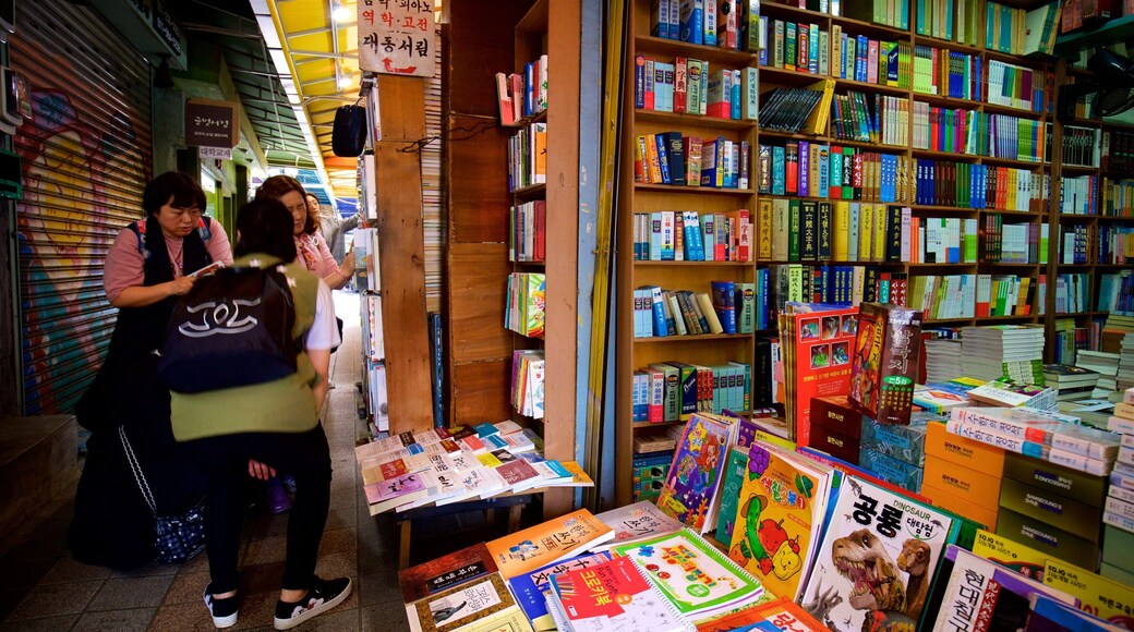 Busan ofreciendo mercados y también un pequeño grupo de personas
