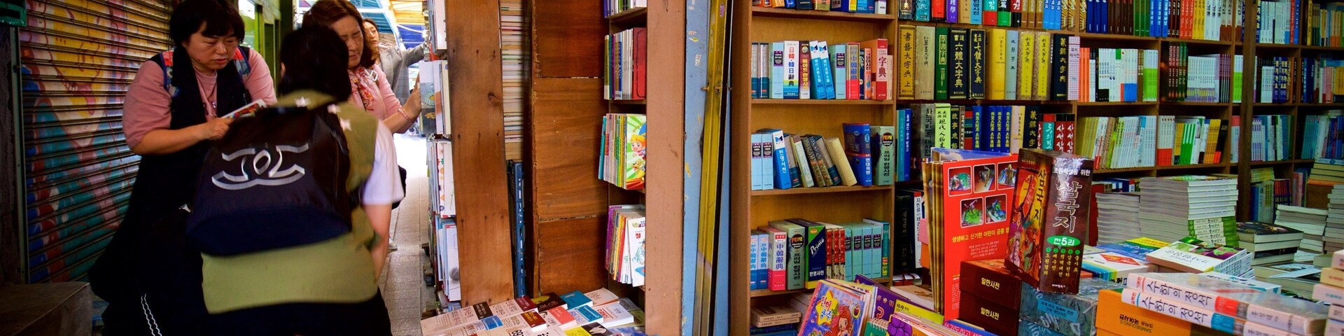 Busan mostrando mercati cosi come un piccolo gruppo di persone