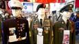 Maniquíes con uniformes militares, medallas y placas de identificación.