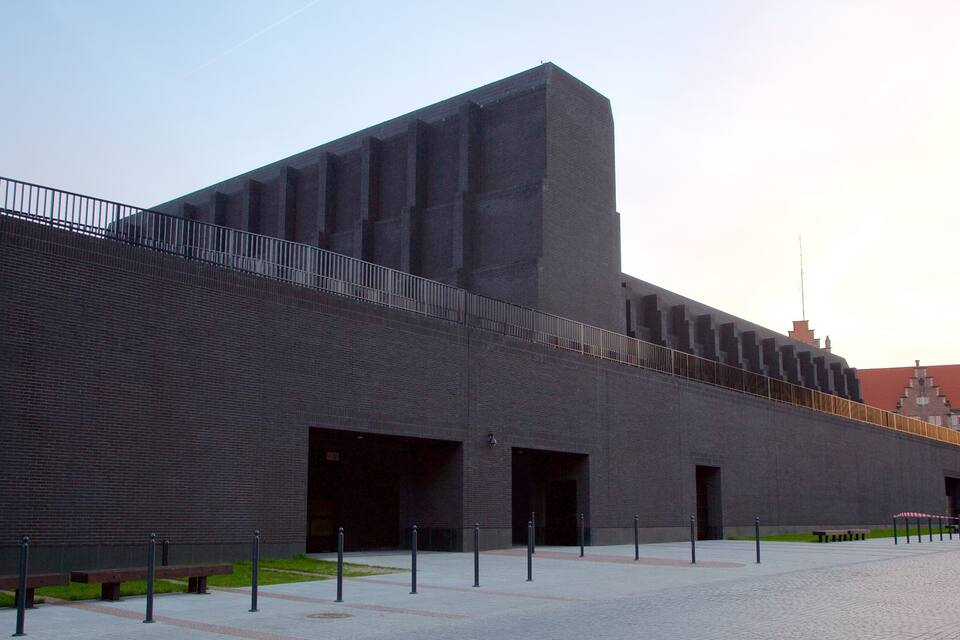 En moderne bygning med et markant tårn og en murstensfacade.