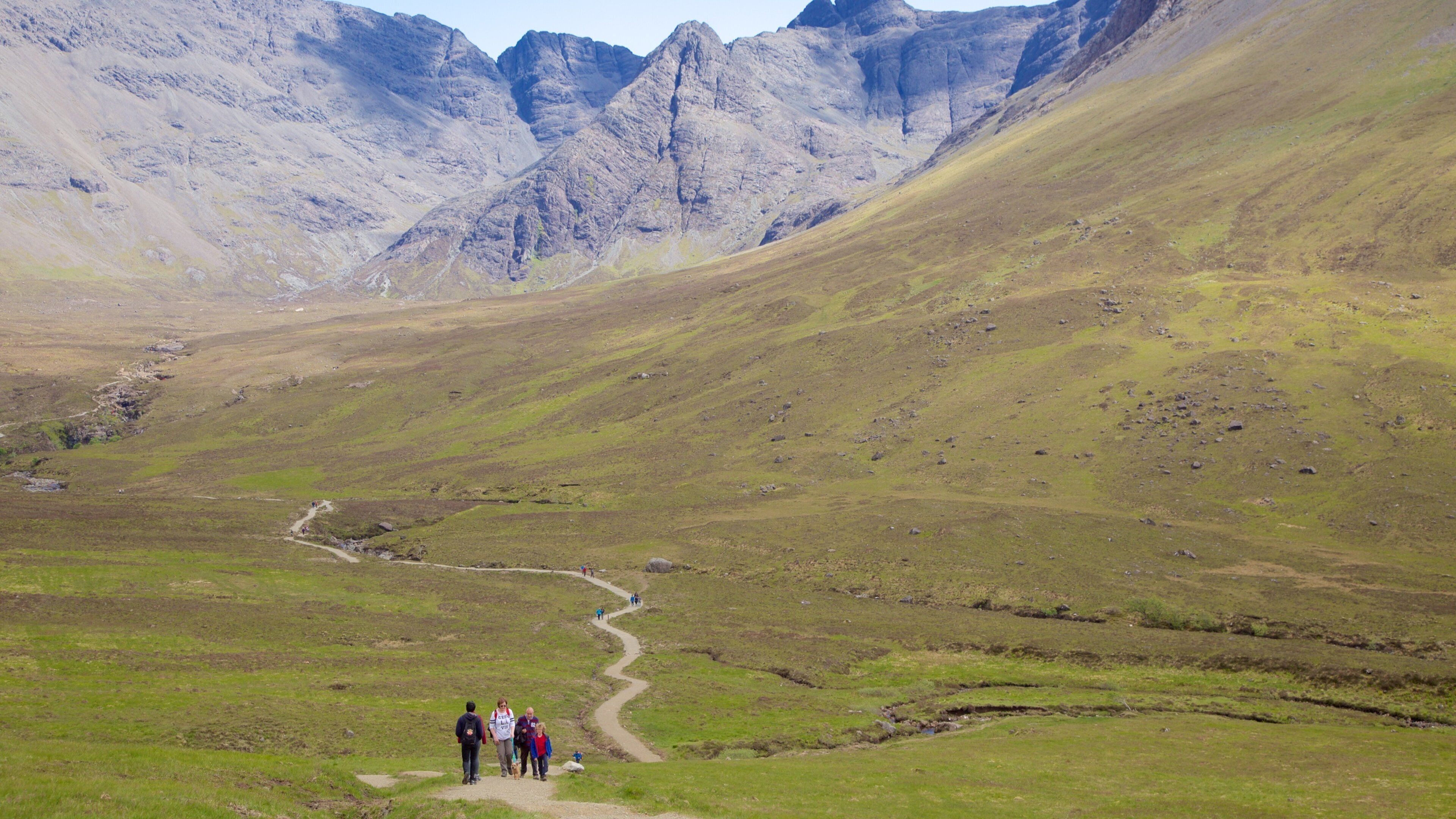 Isle of Skye som inkluderer vandring eller fottur, fjell og rolig landskap