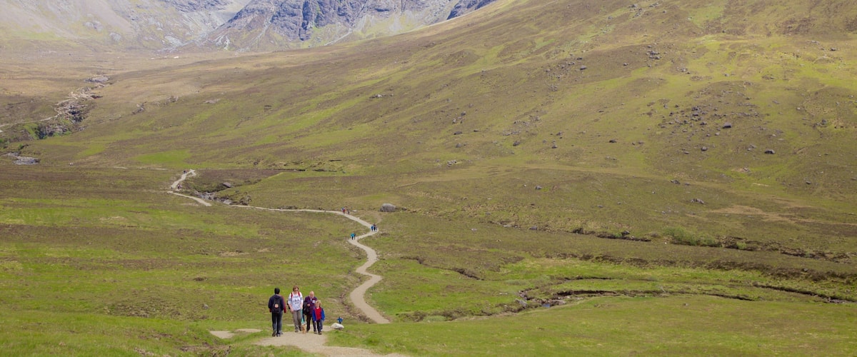 Isle of Skye som inkluderer vandring eller fottur, fjell og rolig landskap