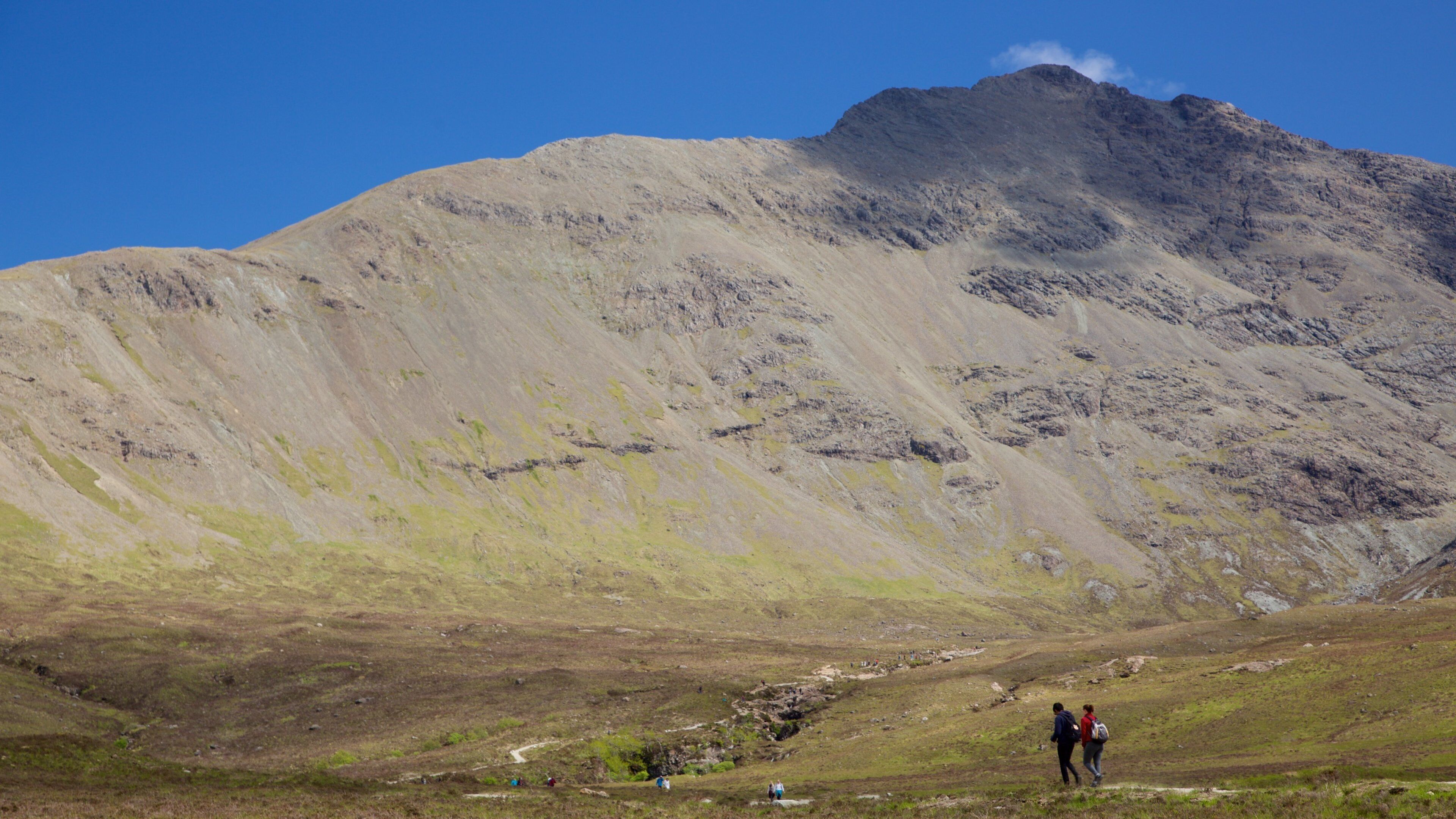 Isle of Skye ofreciendo caminatas, montañas y escenas tranquilas