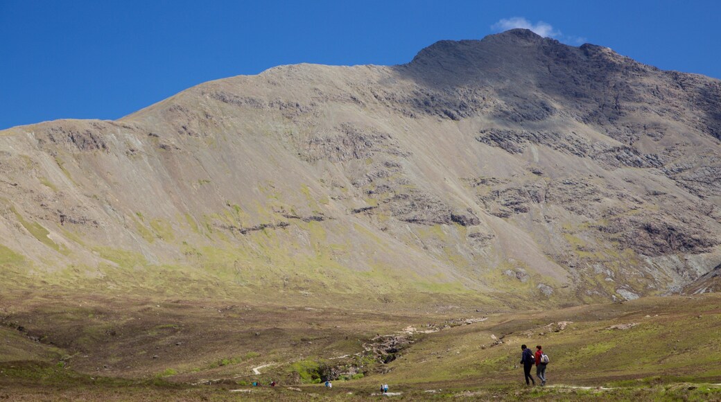 Isle of Skye ofreciendo caminatas, montañas y escenas tranquilas