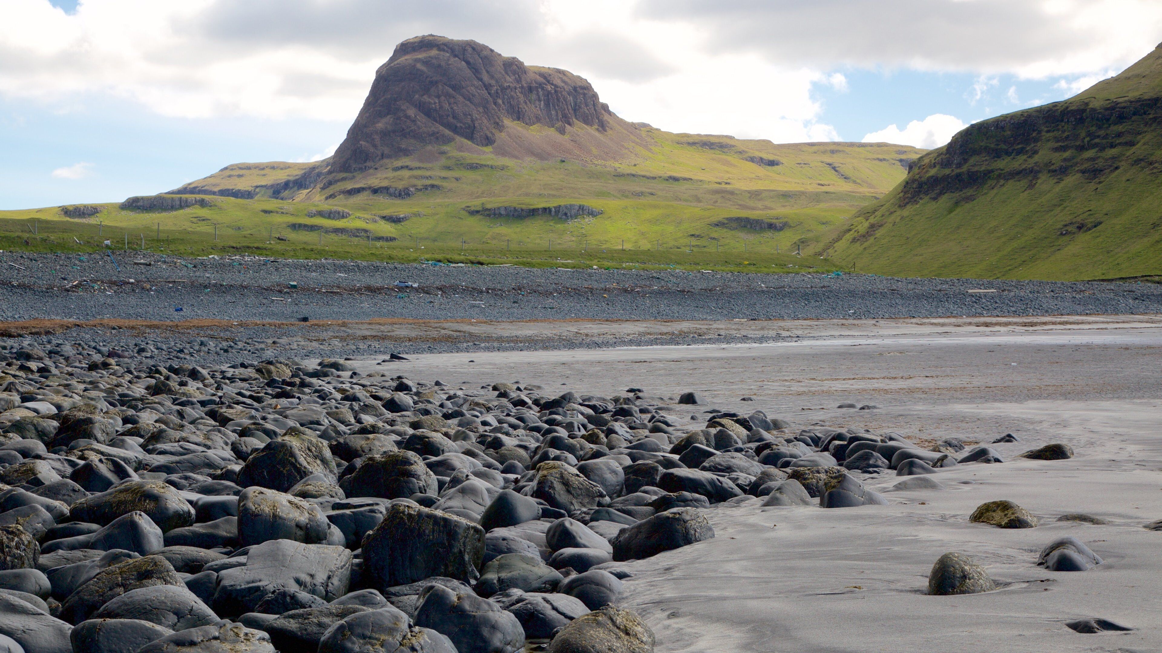 Isle of Skye mostrando una playa de piedras, montañas y escenas tranquilas