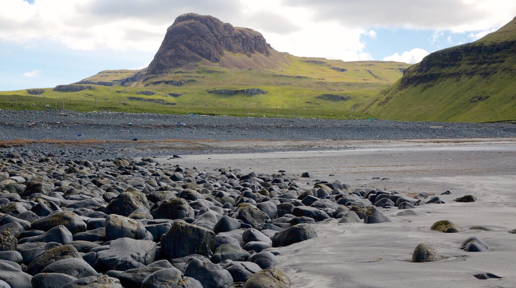 Isle of Skye mostrando una playa de piedras, montañas y escenas tranquilas