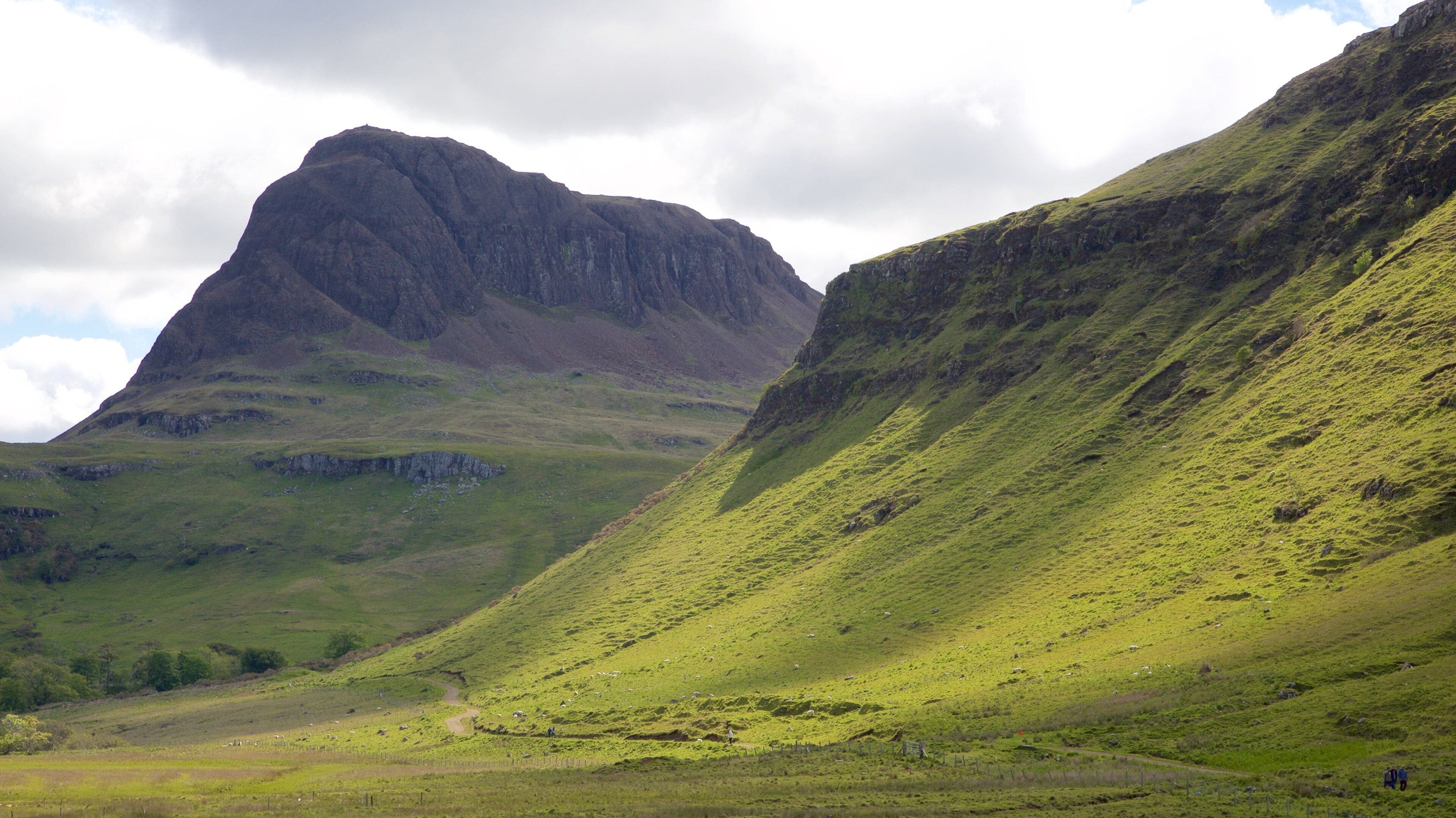 Isle of Skye showing mountains and tranquil scenes