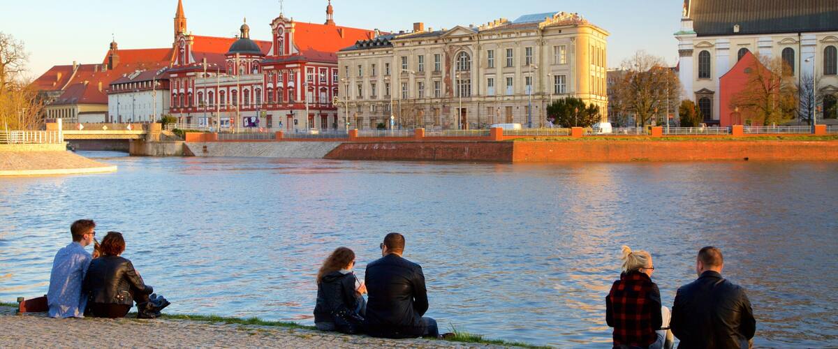 Wroclaw que incluye un río o arroyo y también una pareja