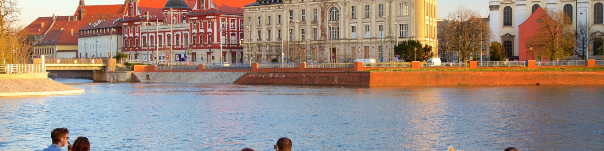 Wroclaw que incluye un río o arroyo y también un grupo pequeño de personas
