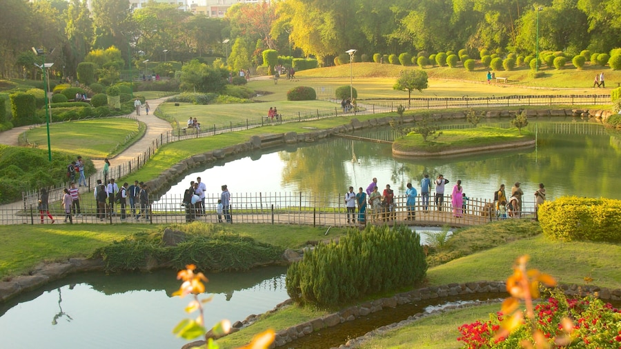 Puna que inclui um lago e um jardim assim como um grande grupo de pessoas