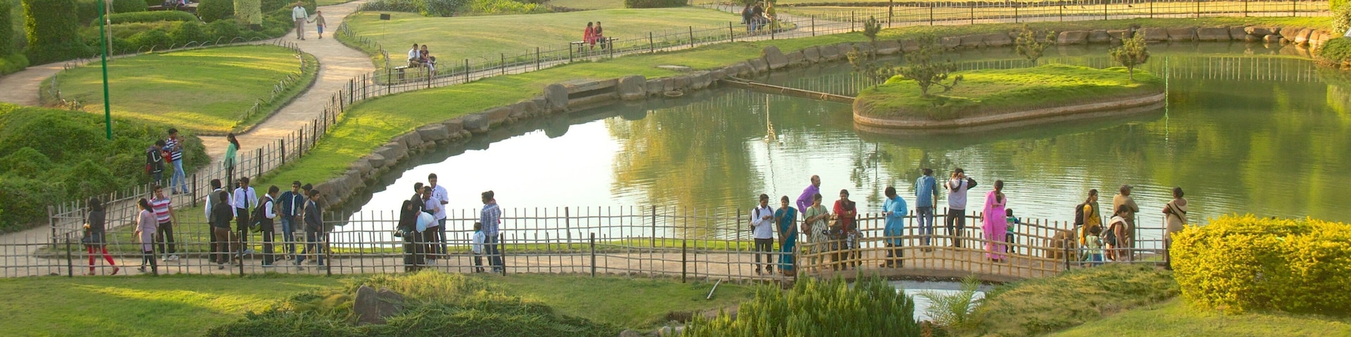 Puna que inclui um lago e um jardim assim como um grande grupo de pessoas