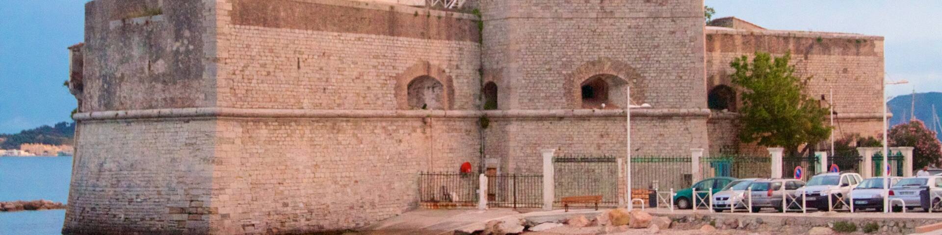 Toulon featuring perintökohteet ja kivinen ranta