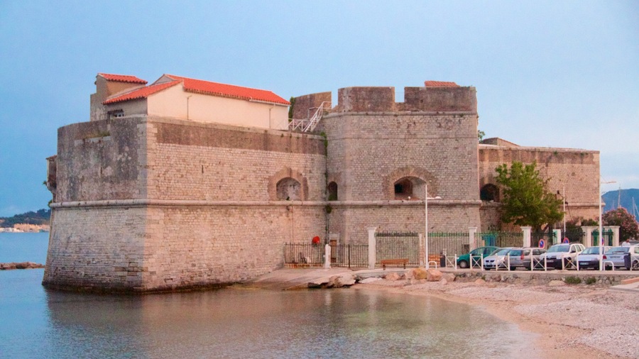 Toulon which includes a pebble beach and heritage elements