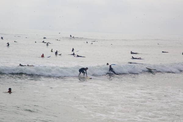 Lima mostrando surf cosi come un grande gruppo di persone
