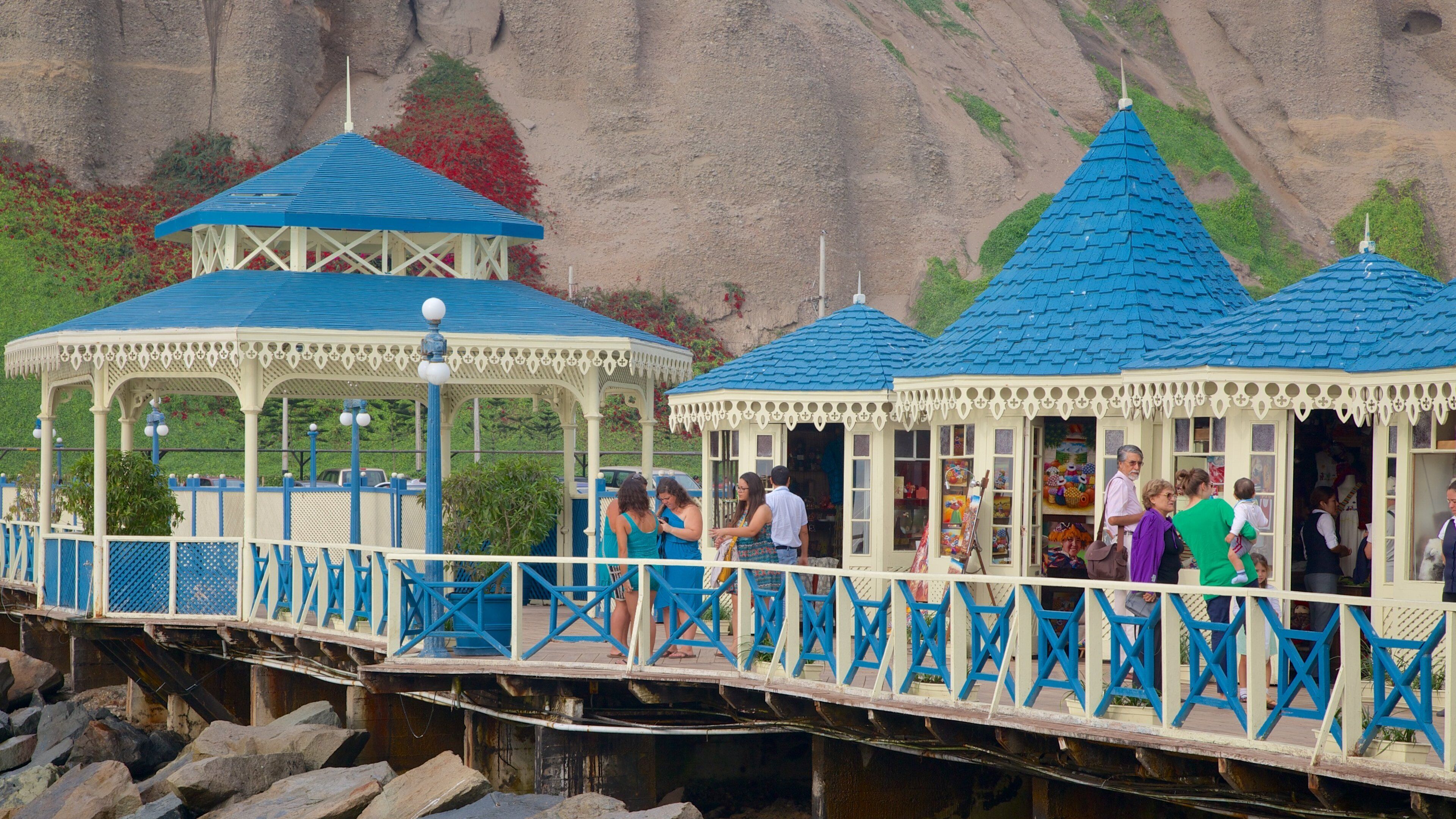 Lima featuring general coastal views as well as a large group of people