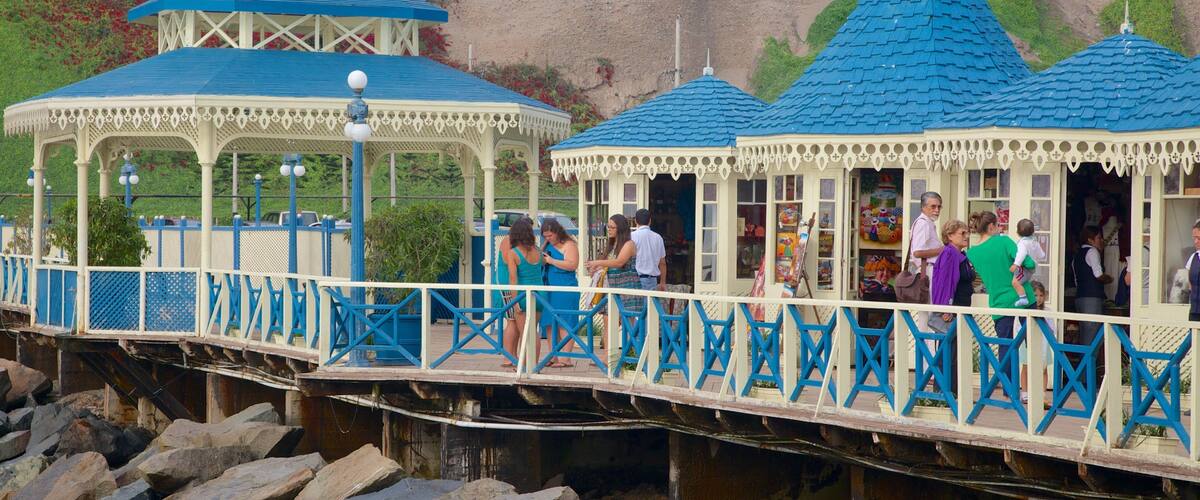 Lima das einen allgemeine Küstenansicht sowie große Menschengruppe