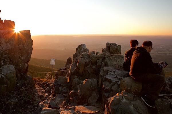 Shenandoahin kansallispuisto joka esittää auringonlasku ja vuoret sekä pari