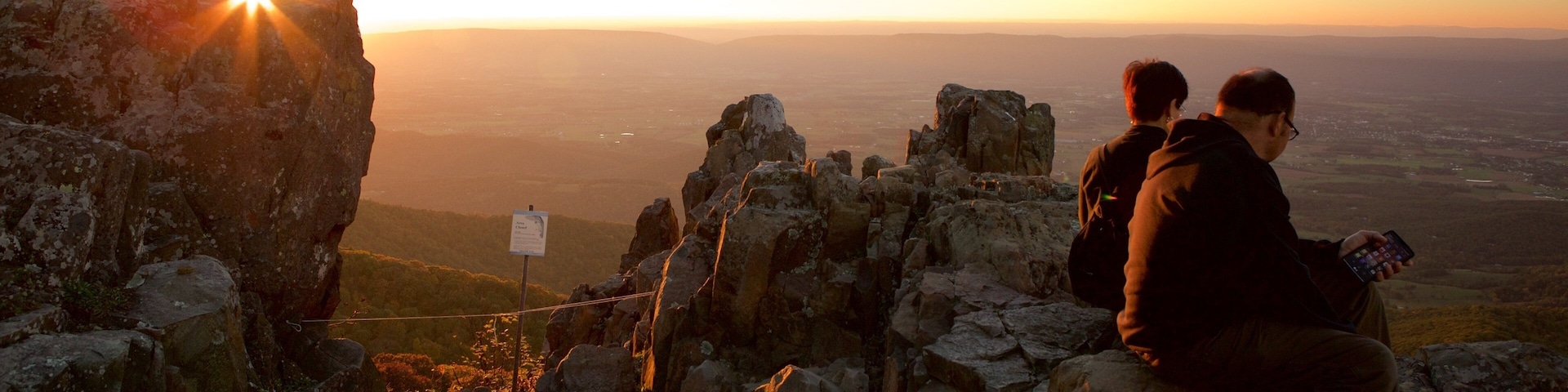 Shenandoah National Park caracterizando um pôr do sol e montanhas assim como um casal
