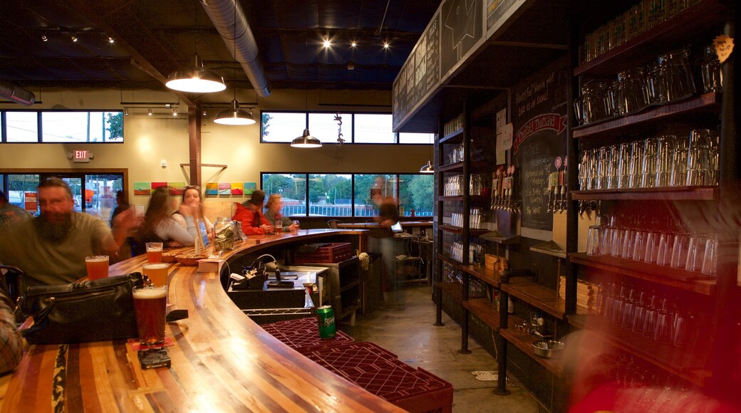 Charlotte mit einem Innenansichten sowie kleine Menschengruppe