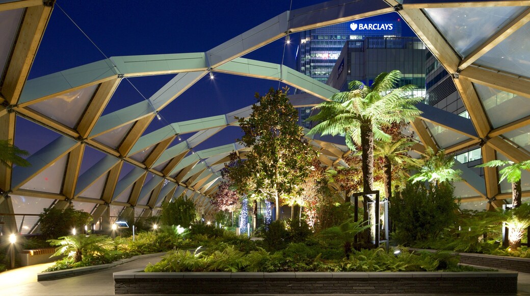 Canary Wharf mostrando escenas de noche, vista interna y jardín