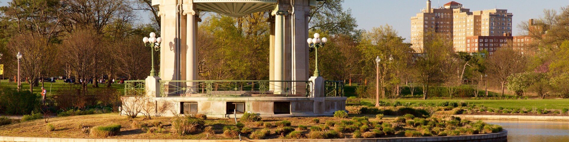 Park Forest mostrando un estanque y un parque