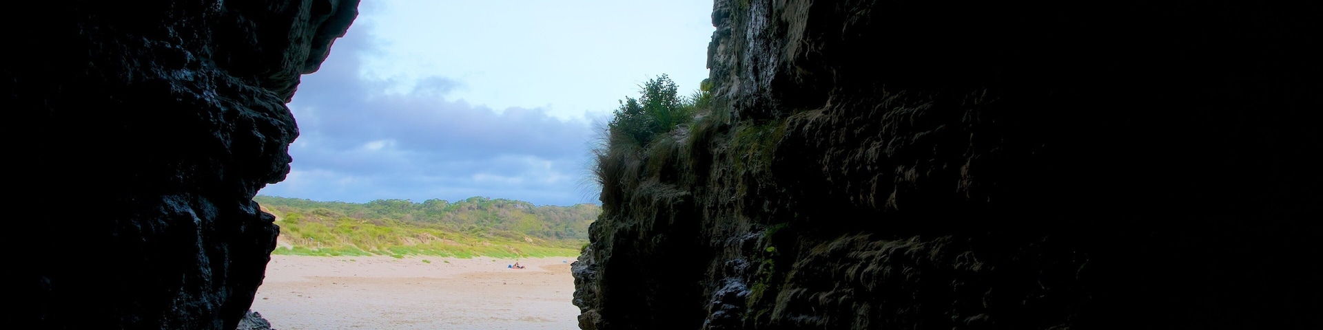 Sanctuary Point showing interior views, caves and a beach