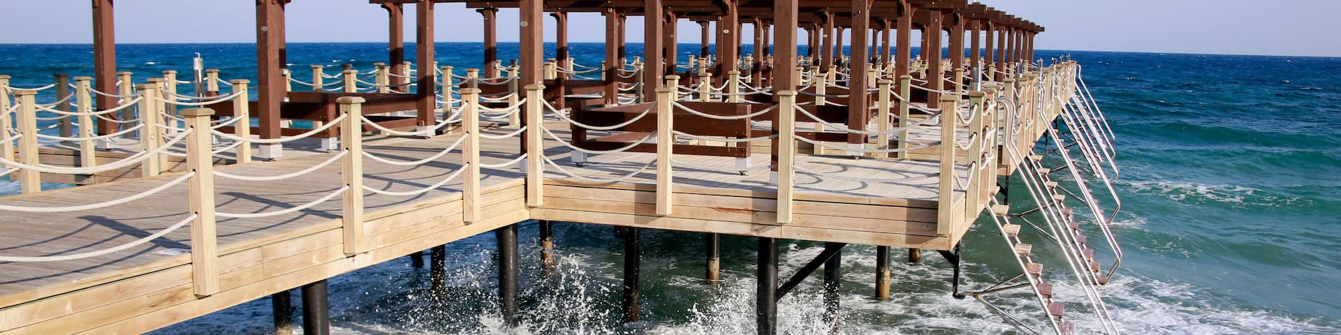 Badesteg am Strand ragt weit in das Meer