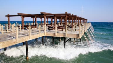 Badesteg am Strand ragt weit in das Meer