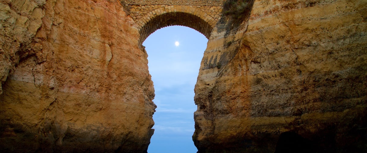 Lagos que incluye costa escarpada, vistas generales de la costa y un puente