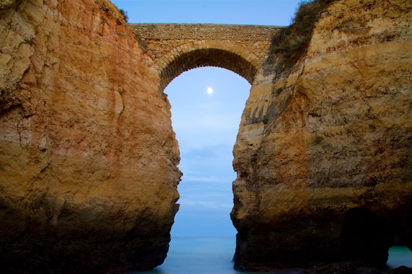 Lagos montrant vues littorales, cĂŽte rocheuse et pont