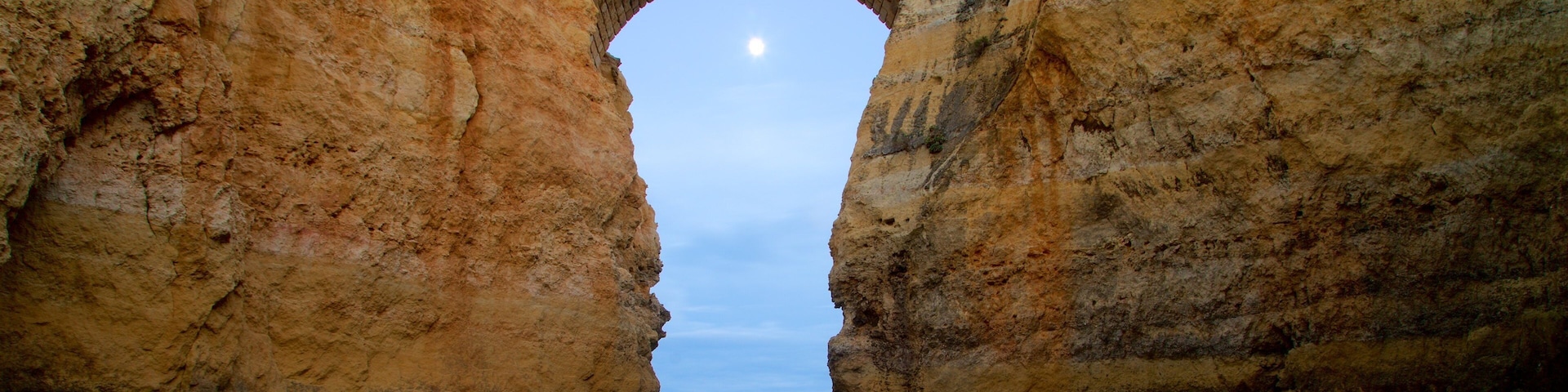 Lagos mostrando litoral acidentado, paisagens litorâneas e uma ponte