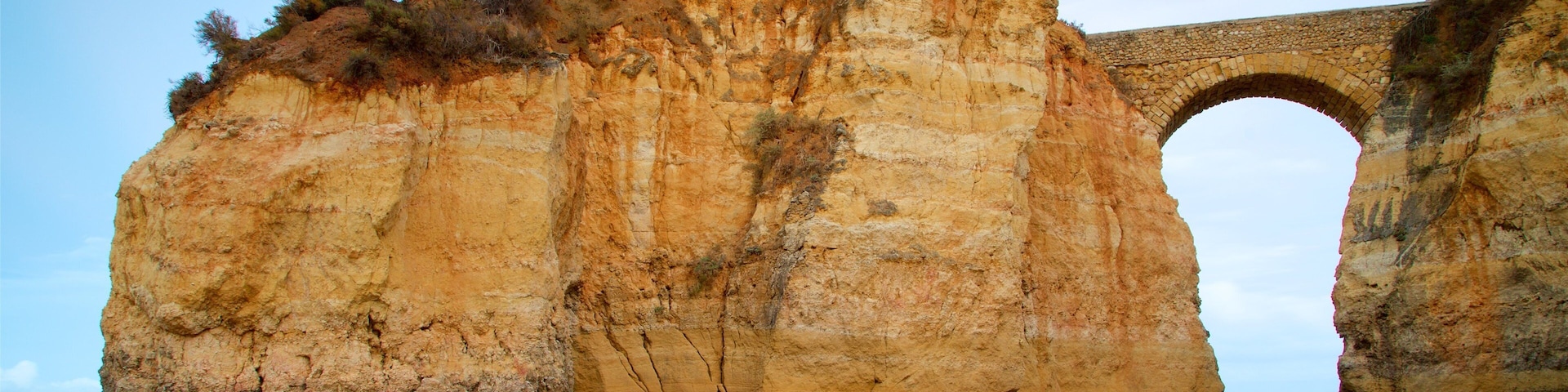 Lagos mit einem Brücke, Felsküste und Sandstrand