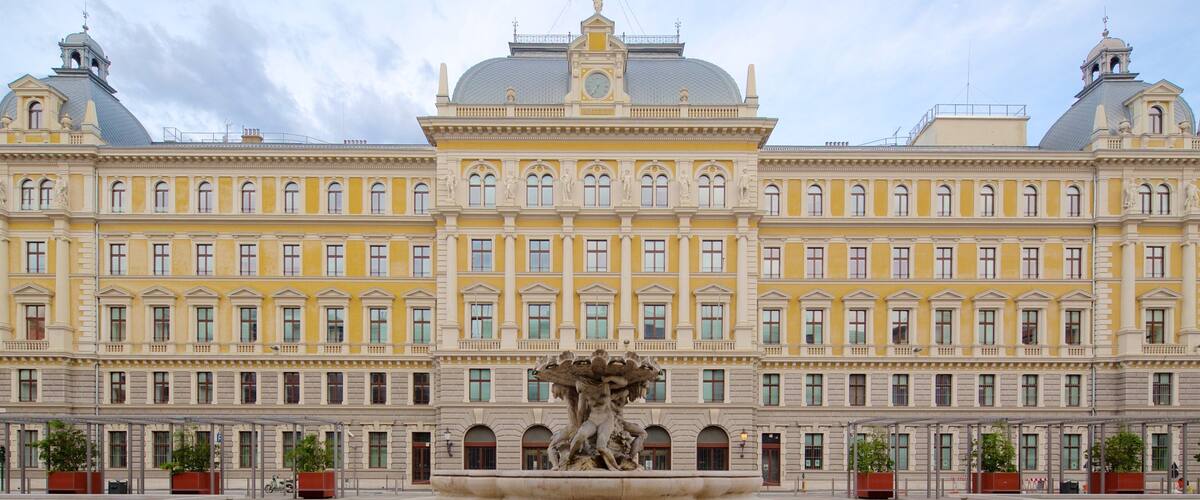 Trieste que incluye una fuente, un edificio administrativo y patrimonio de arquitectura