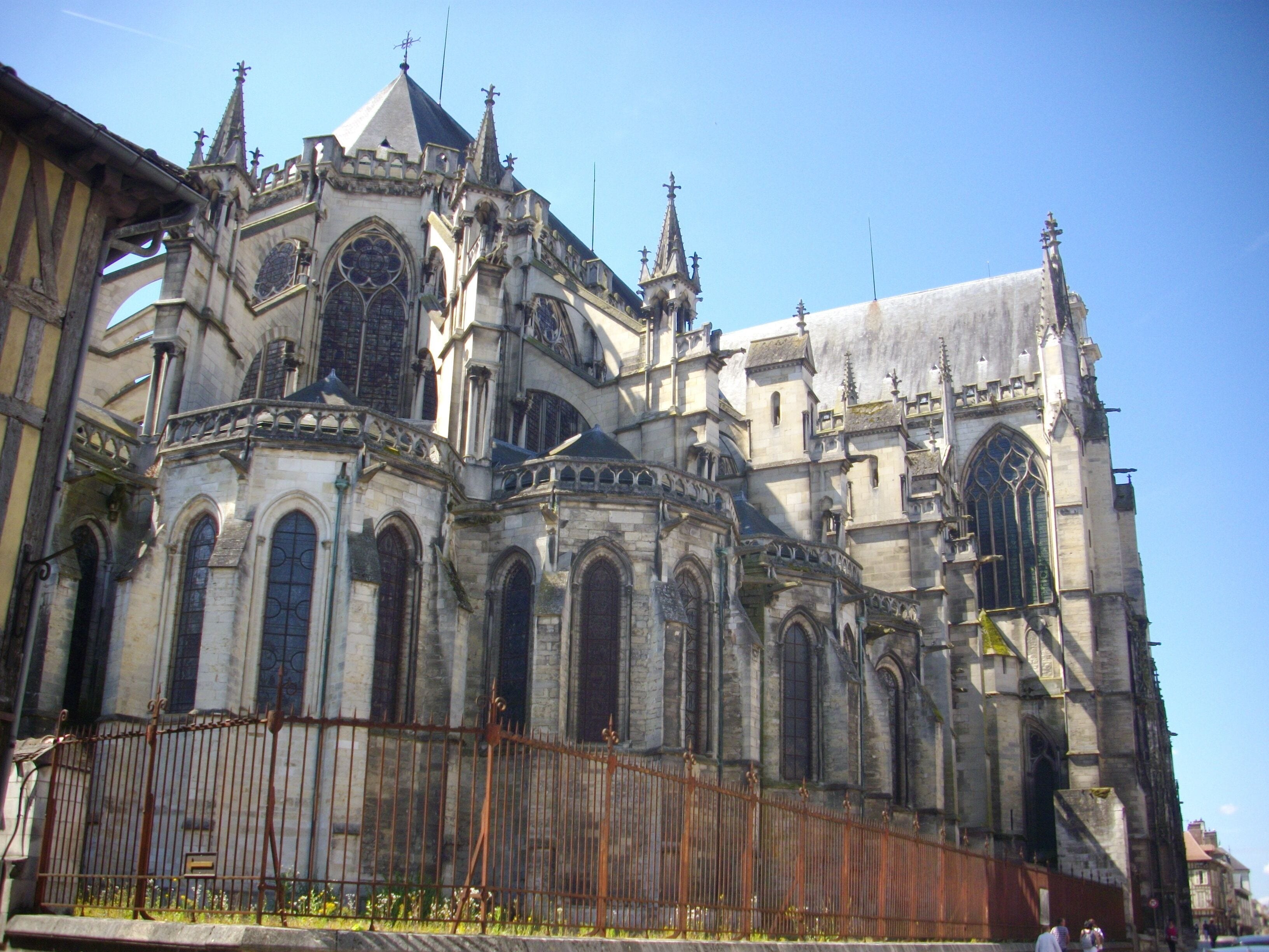 Una catedral histórica con arquitectura gótica, que presenta arcos apuntados, vidrieras y una aguja destacada.