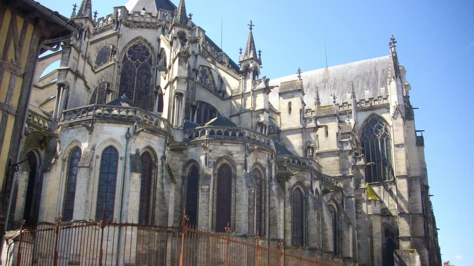 Una catedral histórica con arquitectura gótica, que presenta arcos apuntados, vidrieras y una aguja destacada.