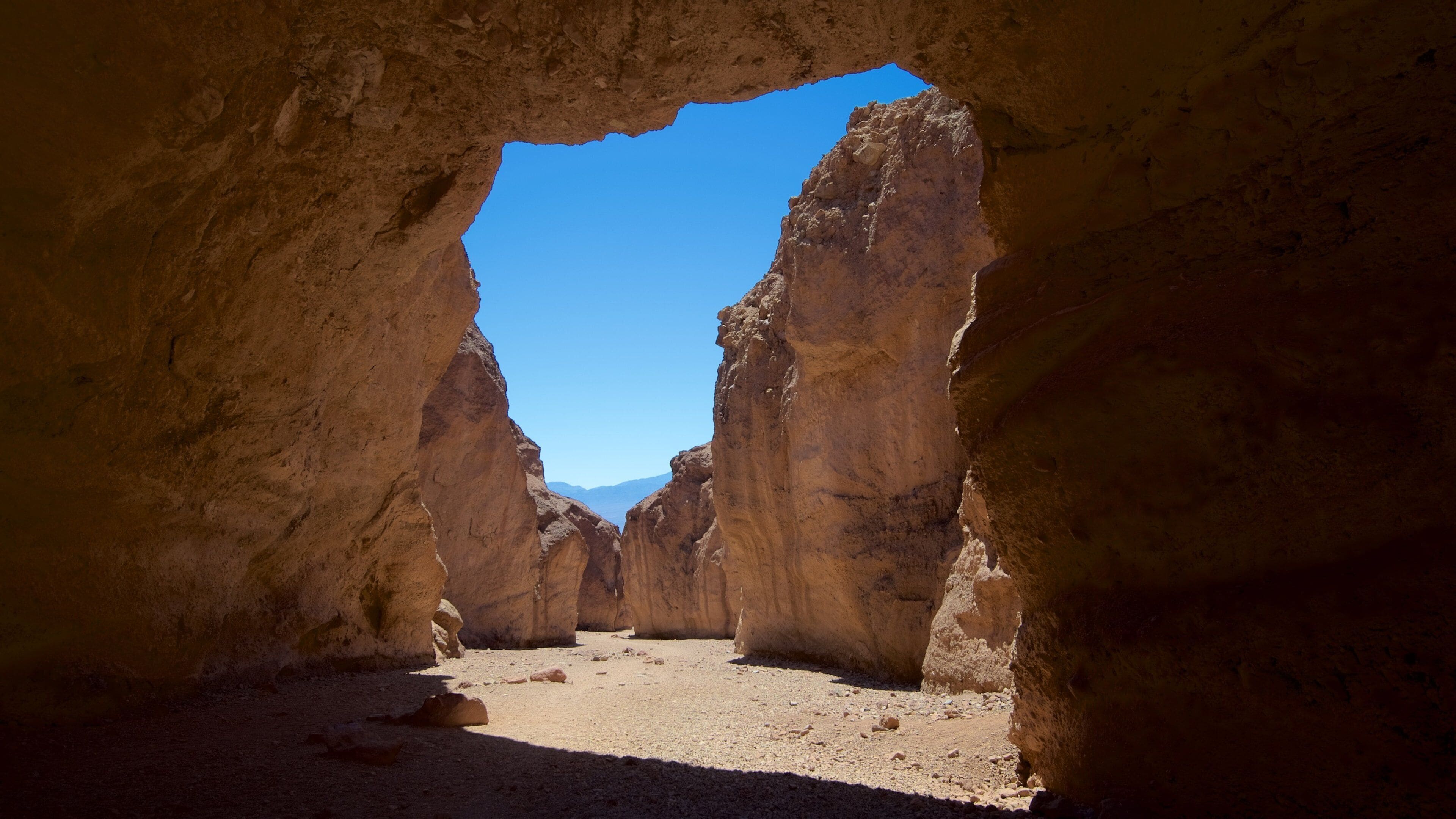 Vale da Morte caracterizando cavernas e um desfiladeiro ou canyon