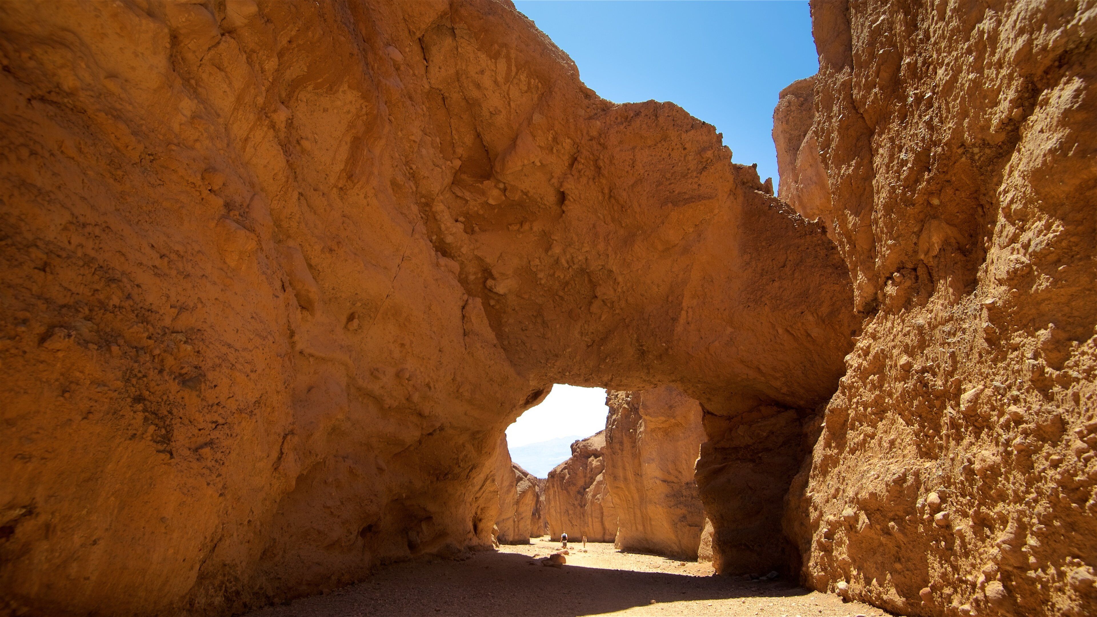 Um cânion com um arco natural.