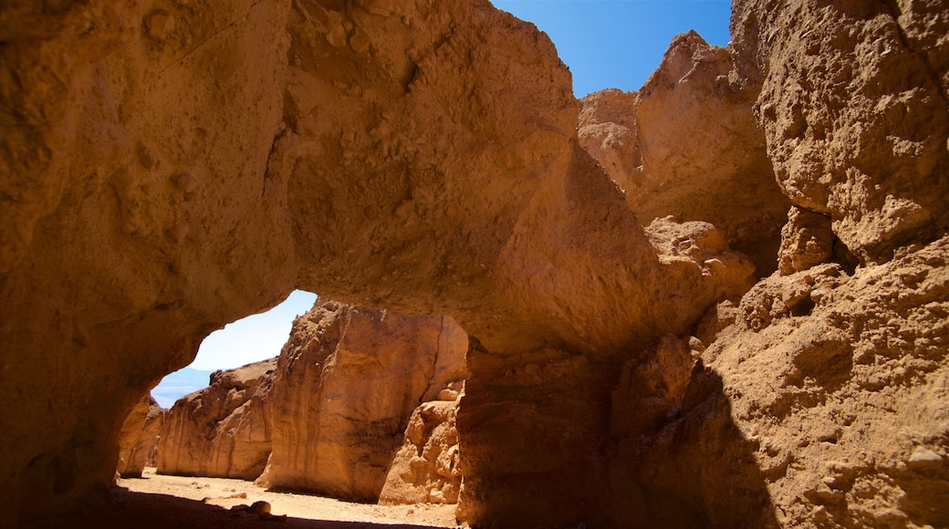 Valle de la Muerte mostrando paisajes desérticos y un cañón o garganta