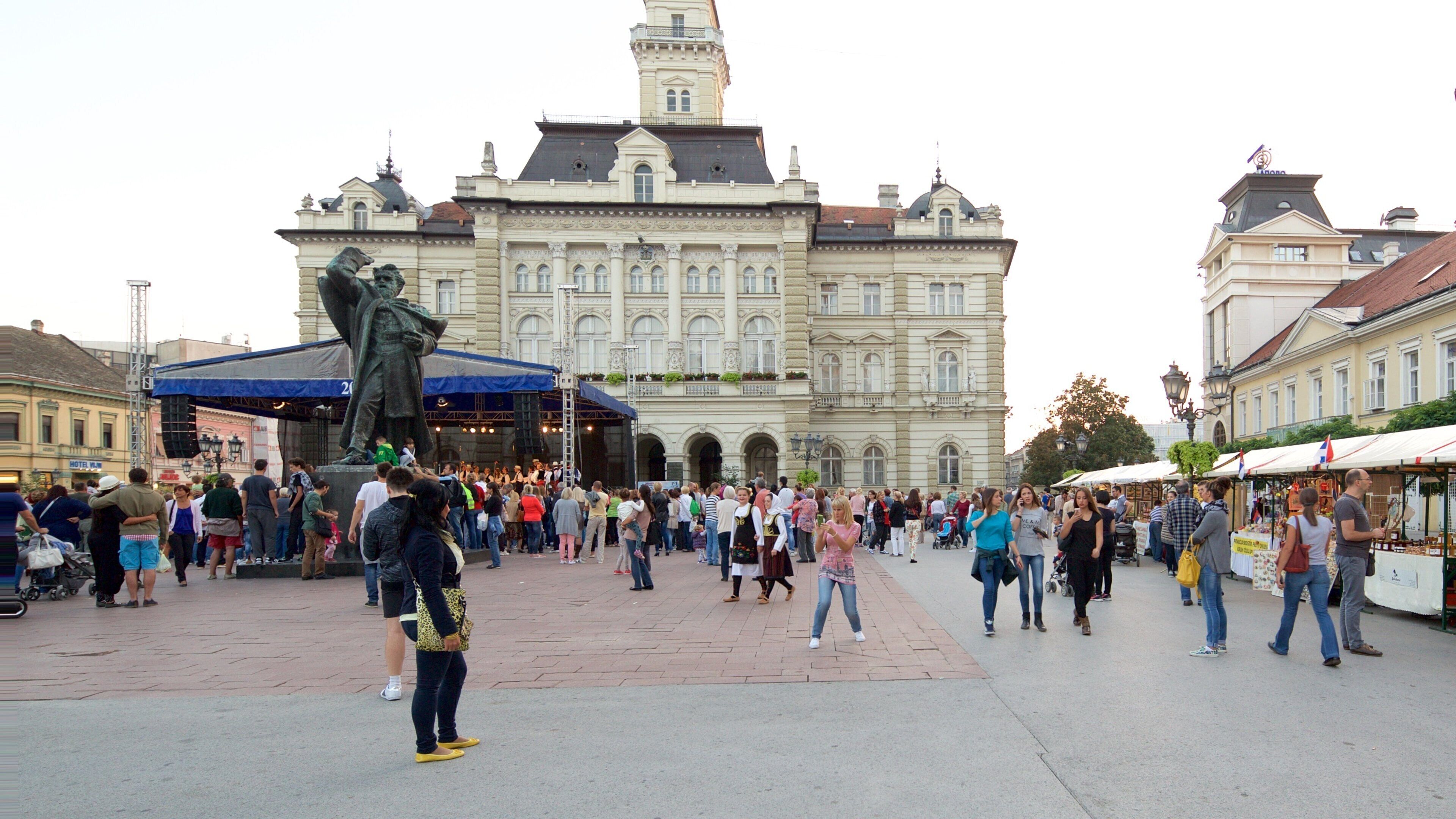 Freedom Square showing heritage architecture, a square or plaza and a statue or sculpture