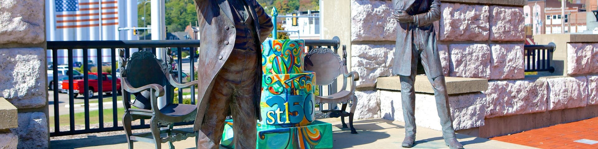 Alton ofreciendo una estatua o escultura