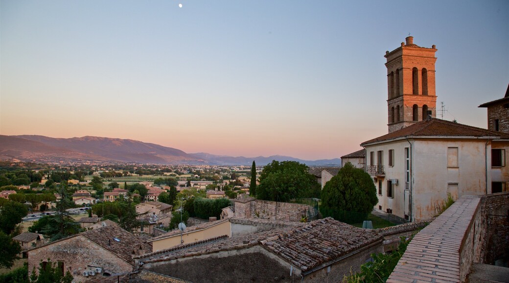 Spello ofreciendo una ciudad, un atardecer y vistas panorámicas